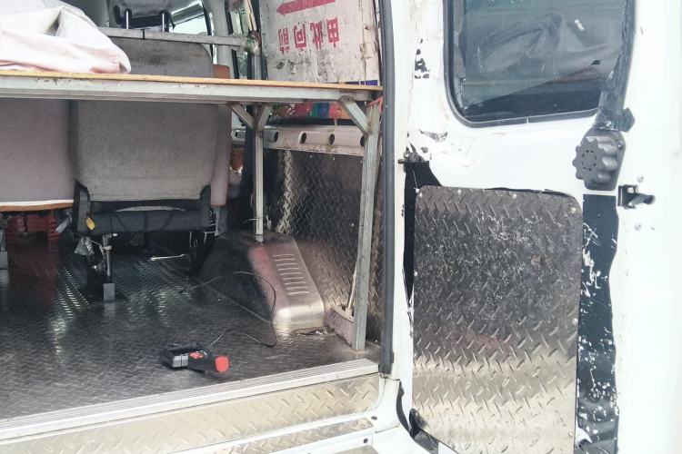 Used JMC Fushun 2023 2.0T Manual Mid-Drive Mid-Roof Commercial Multi-Purpose 7-Seater Passenger Vehicle Trunk