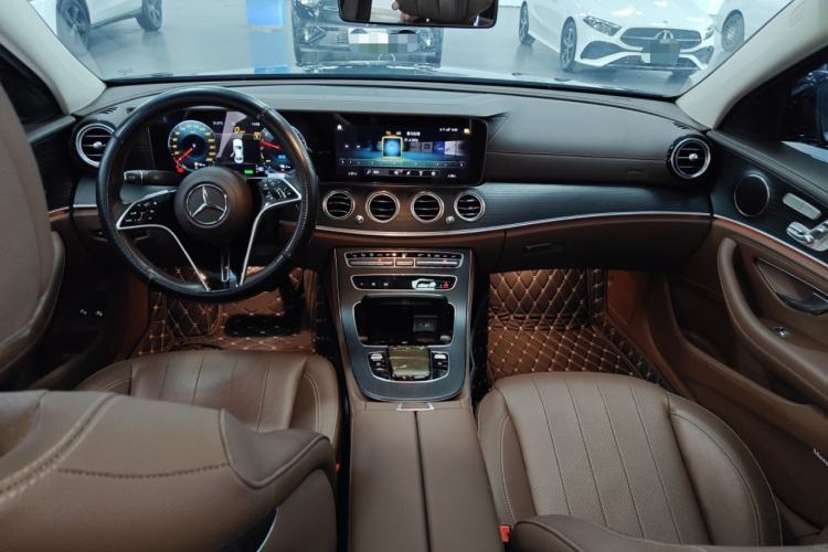Used Mercedes-Benz E-Class New Energy 2022 E 350 e L Plug-in Hybrid Sedan Center Console