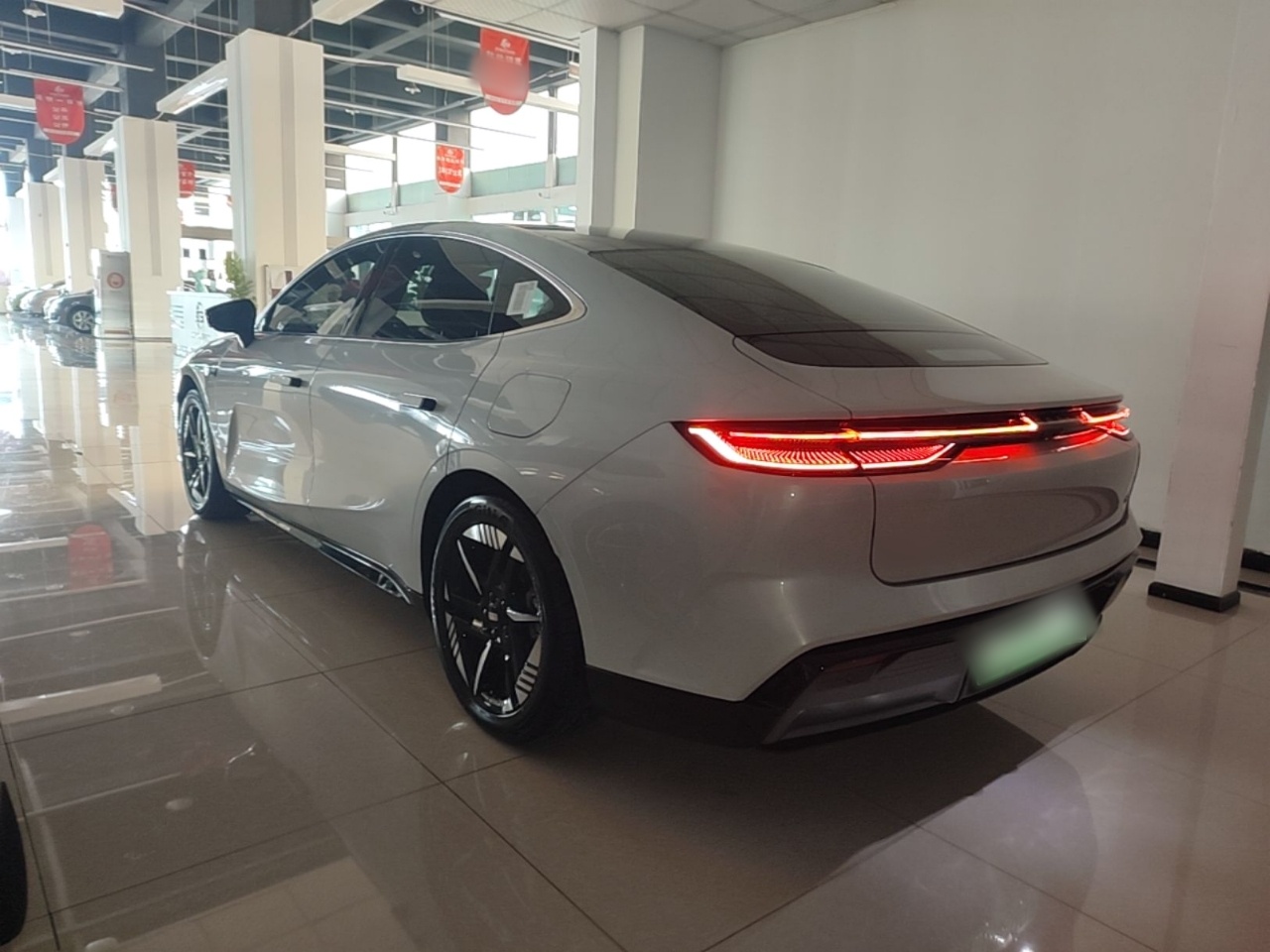 Geely Galaxy E8 2024 550 km Range Rear-Drive Dragon Edition — снимка 4