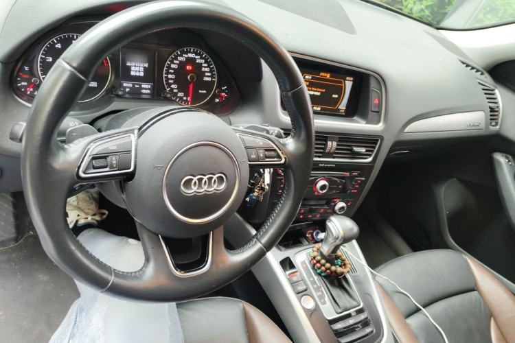 Used Audi Q5 2017 40 TFSI Technology Edition Center Console