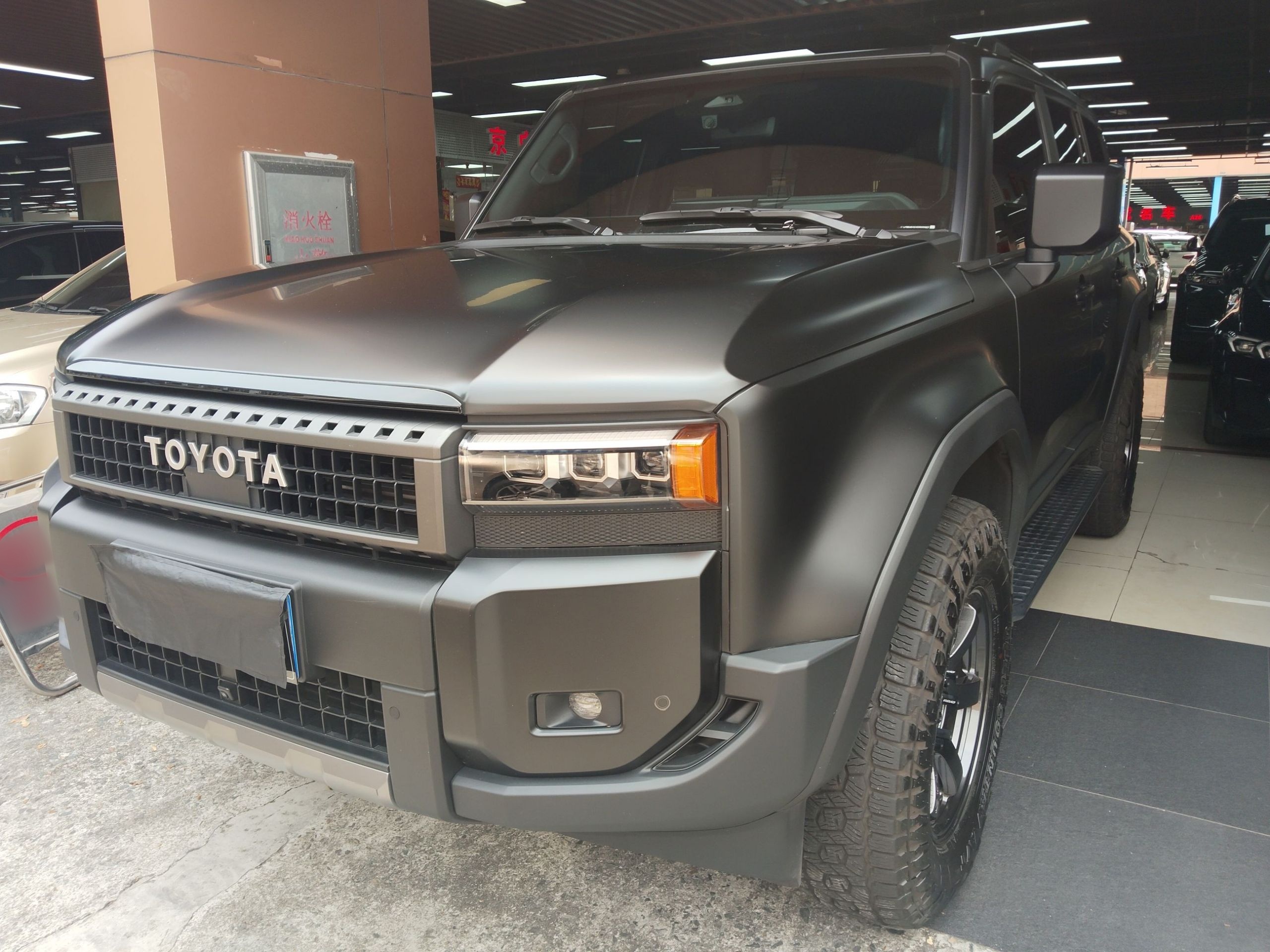 تحت مقدمة السيارة