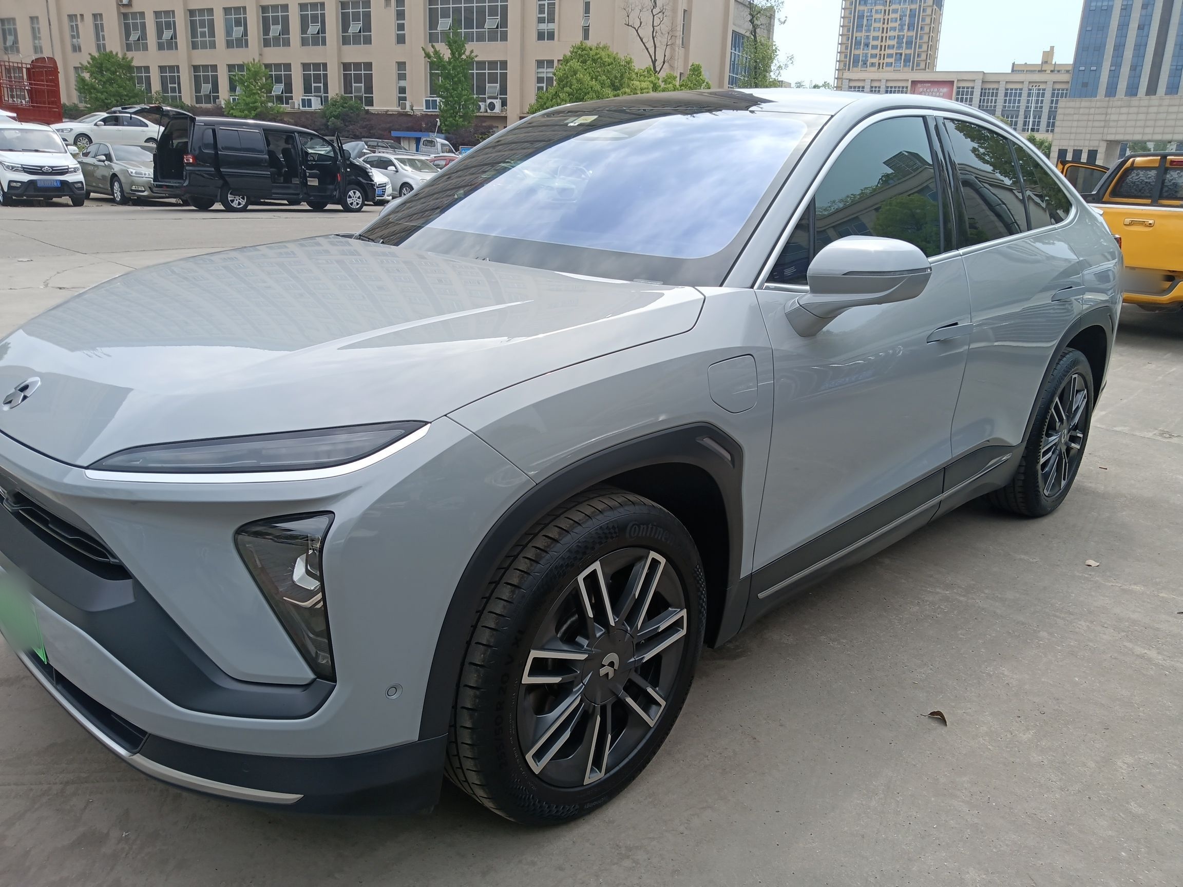 Под передней частью автомобиля