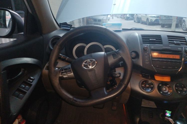 Used Toyota RAV4 2012 Luxurious 2.4L Automatic 4x4 with Stylish Features
