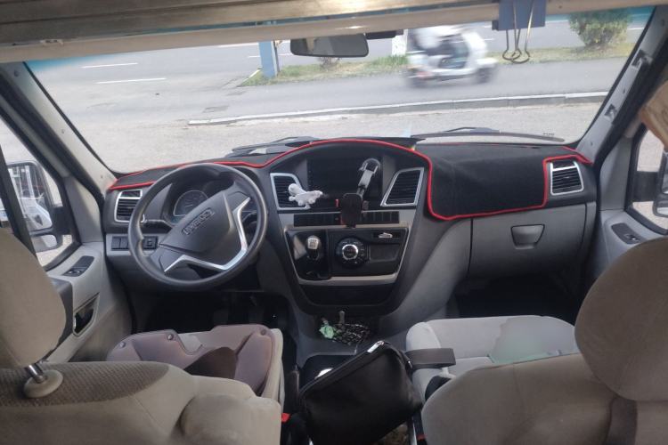 Used Iveco Power Daily 2017 2.5T Deluxe A37 Mid-Roof 6-7 Seater Bus 47Z5 Center Console