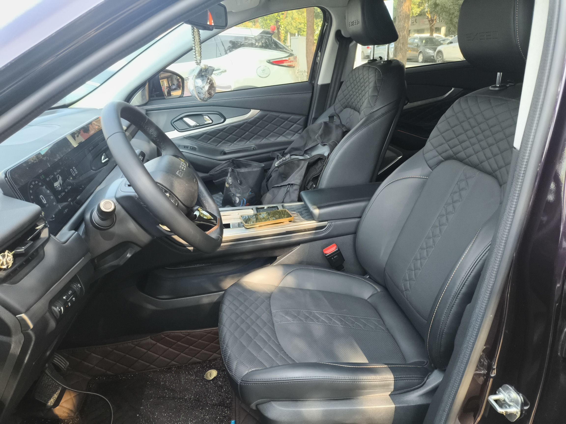 المقاعد الأمامية داخل السيارة