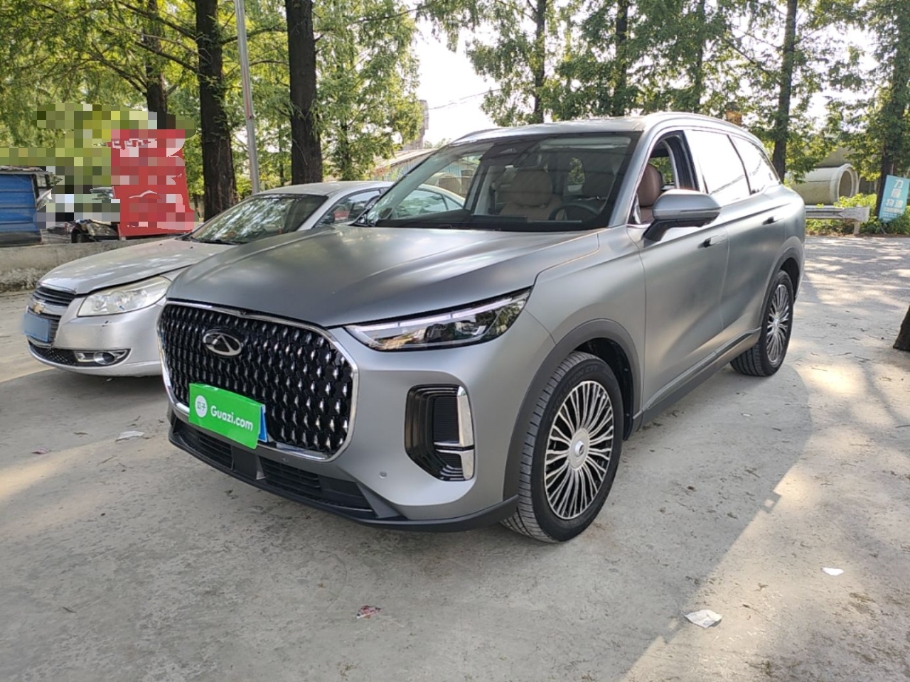 Под передней частью автомобиля
