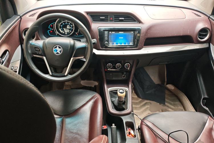 Used Venucia M50V 2017 1.5L XL Manual Comfort Edition Center Console