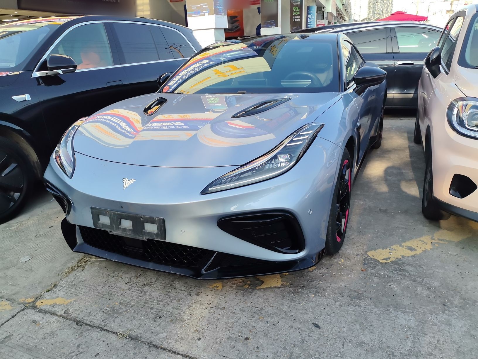 تحت مقدمة السيارة