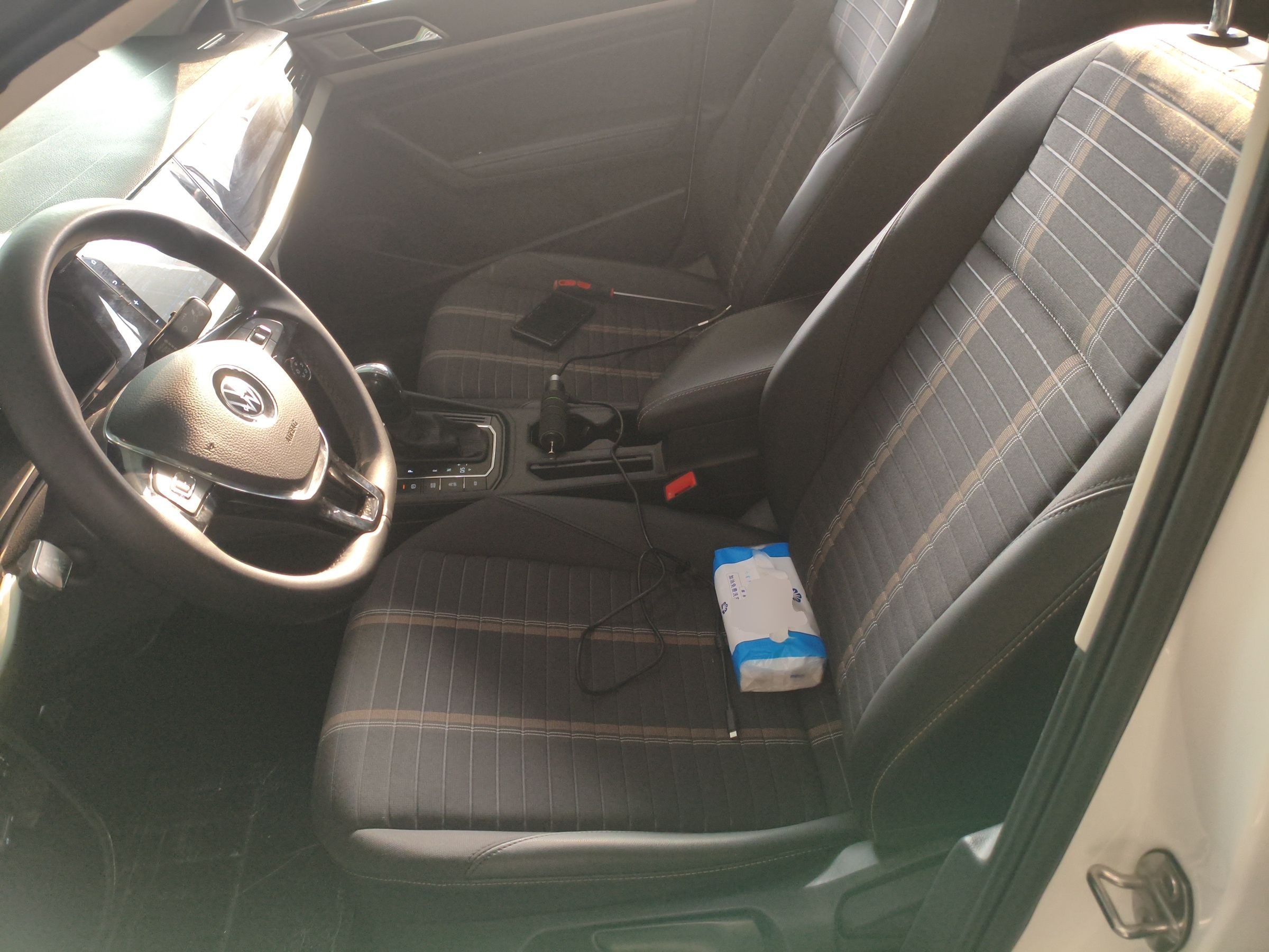 المقاعد الأمامية داخل السيارة