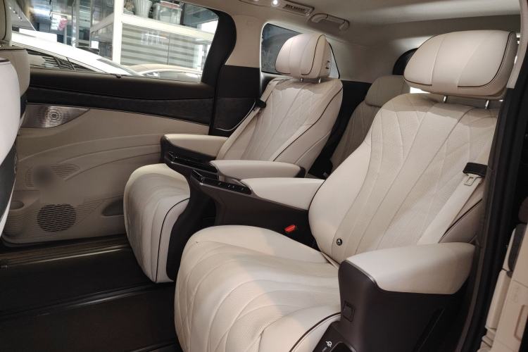 Used Denza D9 2024 DM-i 970 Luxury Model
