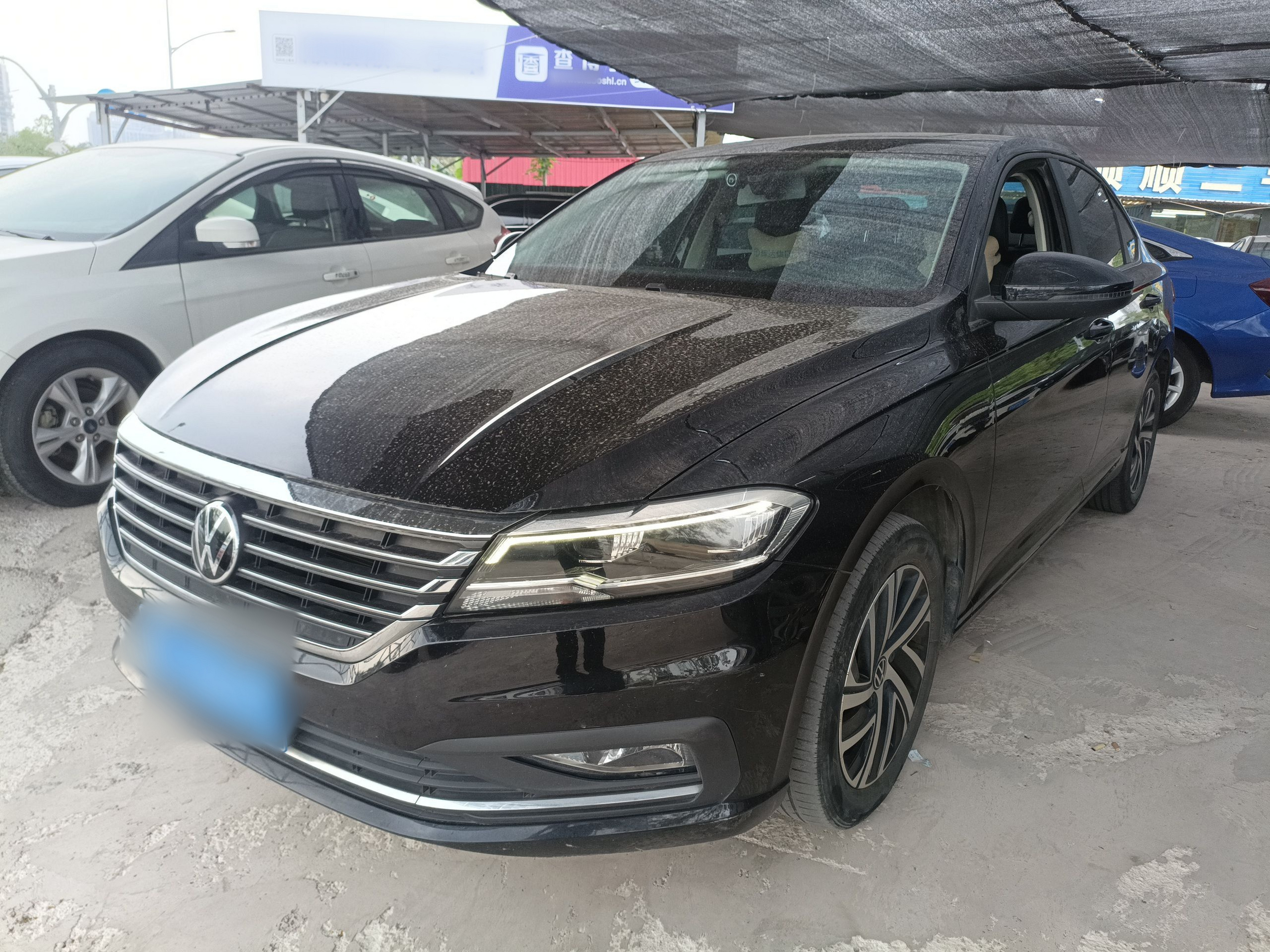 Под передней частью автомобиля