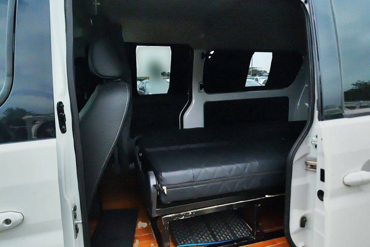 Used Jinbei Gold Hiace M Classic 2022 1.5L Travel Lion Passenger Van 6 Seats