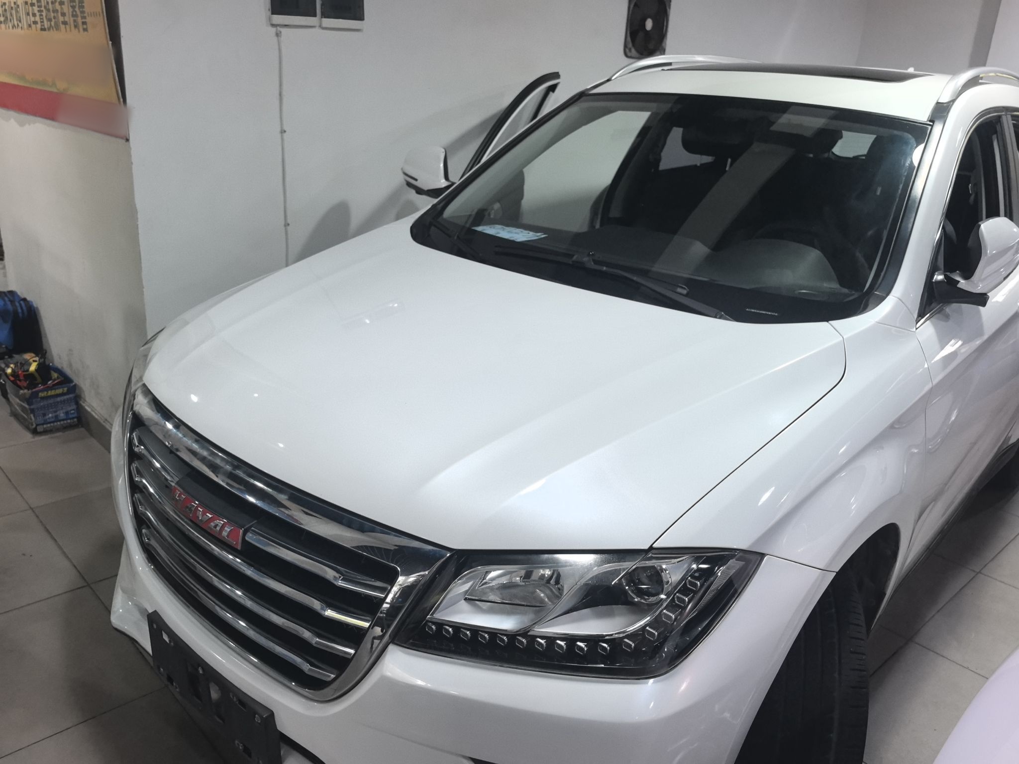 Под передней частью автомобиля