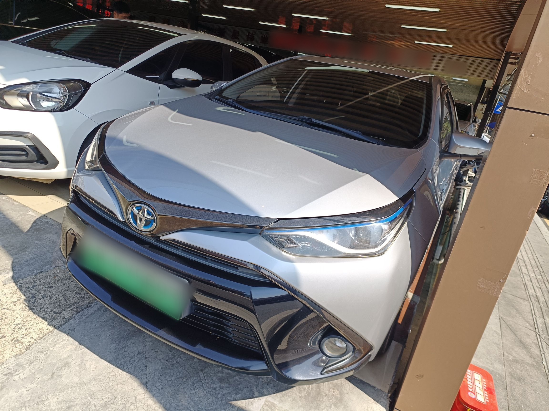 تحت مقدمة السيارة