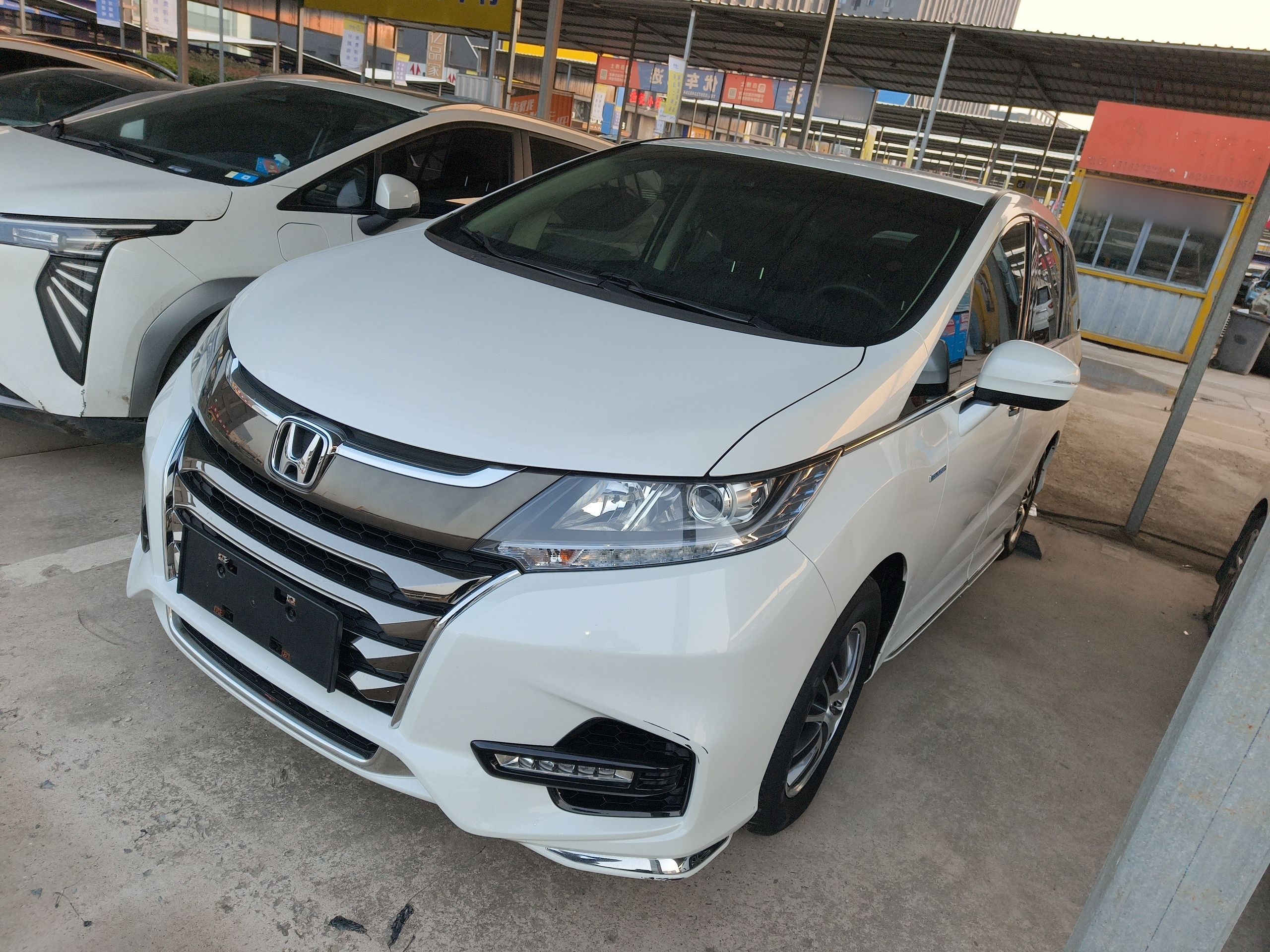 تحت مقدمة السيارة