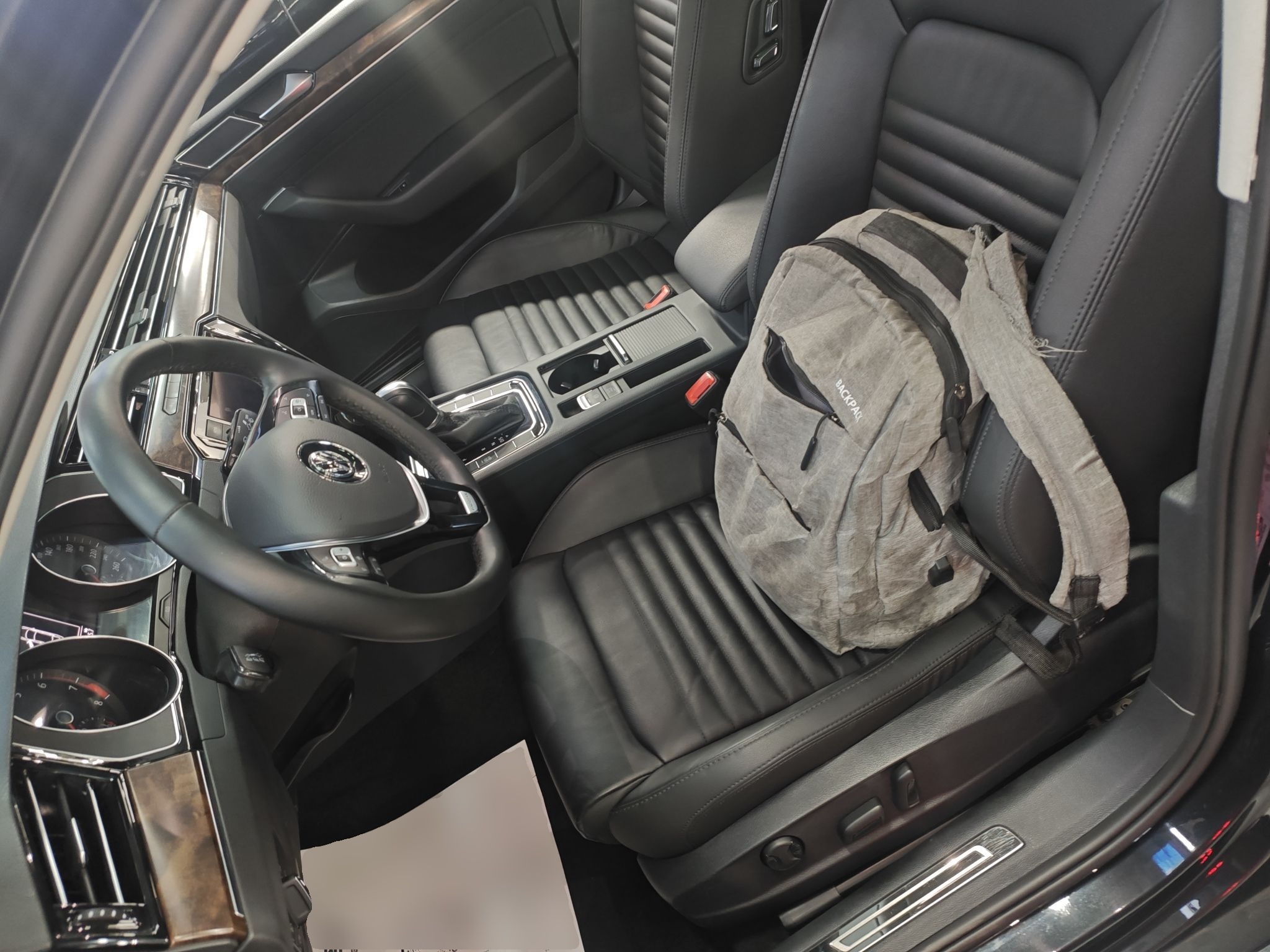 Переднее сиденье в автомобиле