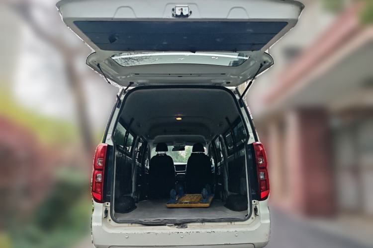 Used Jinbei Gold Hiace 2023 1.5L Passenger Van Travel Lion 5/6/7-Seater with Central Air Conditioning
