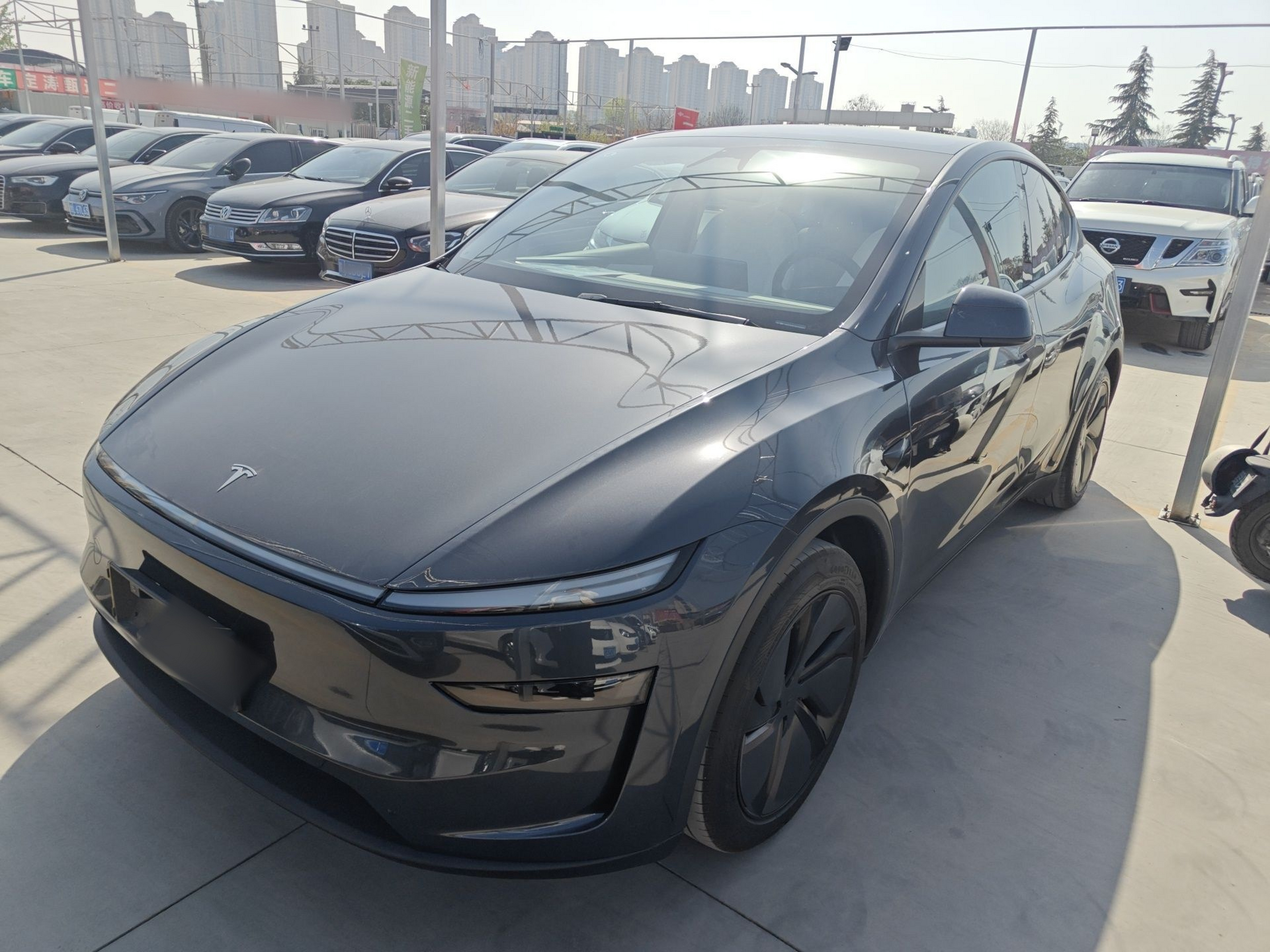 Под передней частью автомобиля