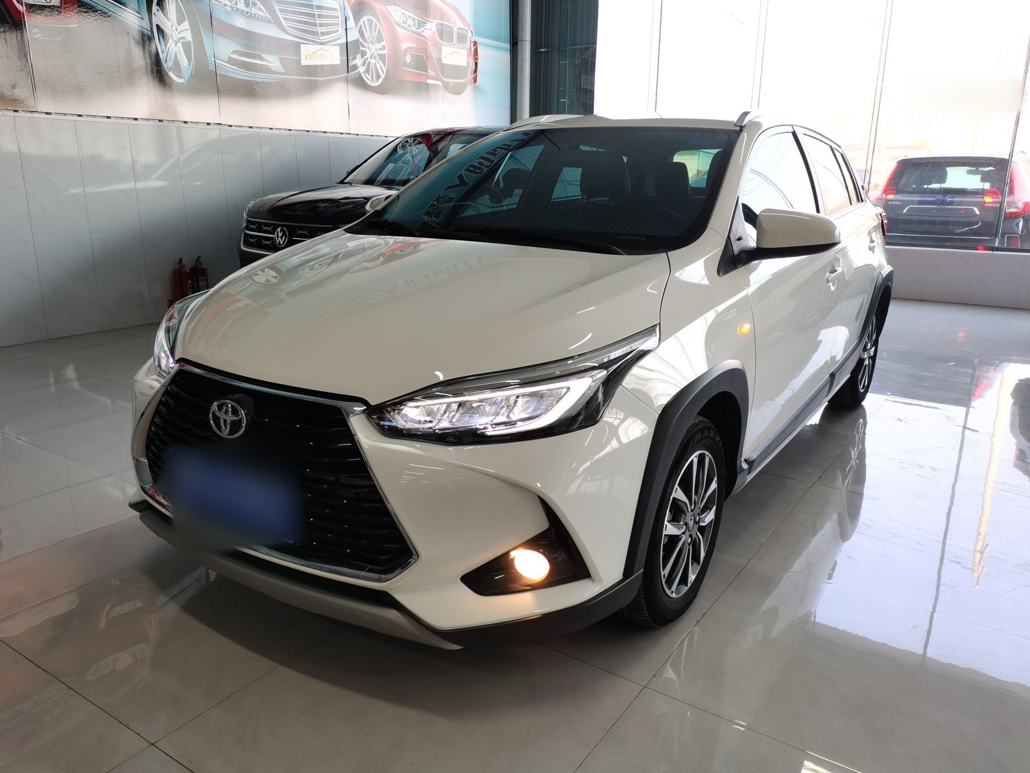 تحت مقدمة السيارة