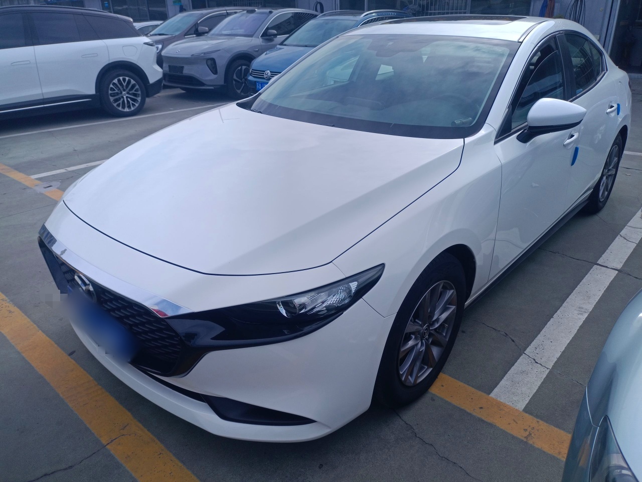 Под передней частью автомобиля