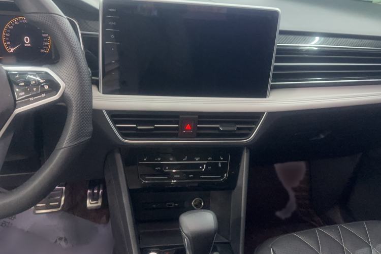 Used Volkswagen Tiguan L 2022 330TSI Automatic Two-Wheel Drive R-Line Enhanced Edition Center Console