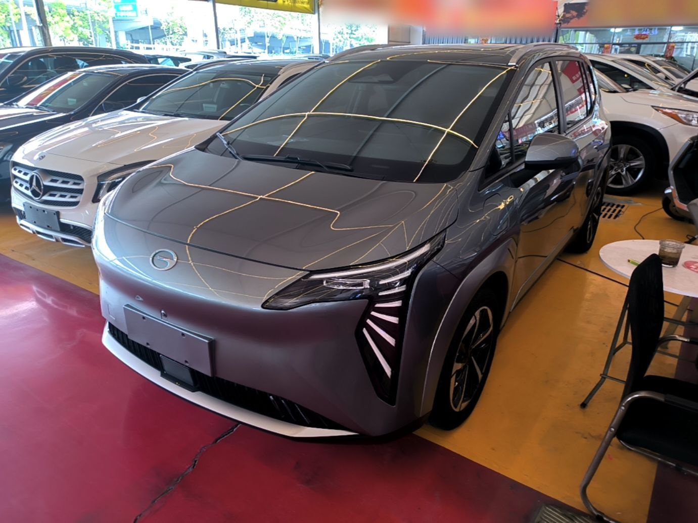 Unter der Vorderseite des Autos