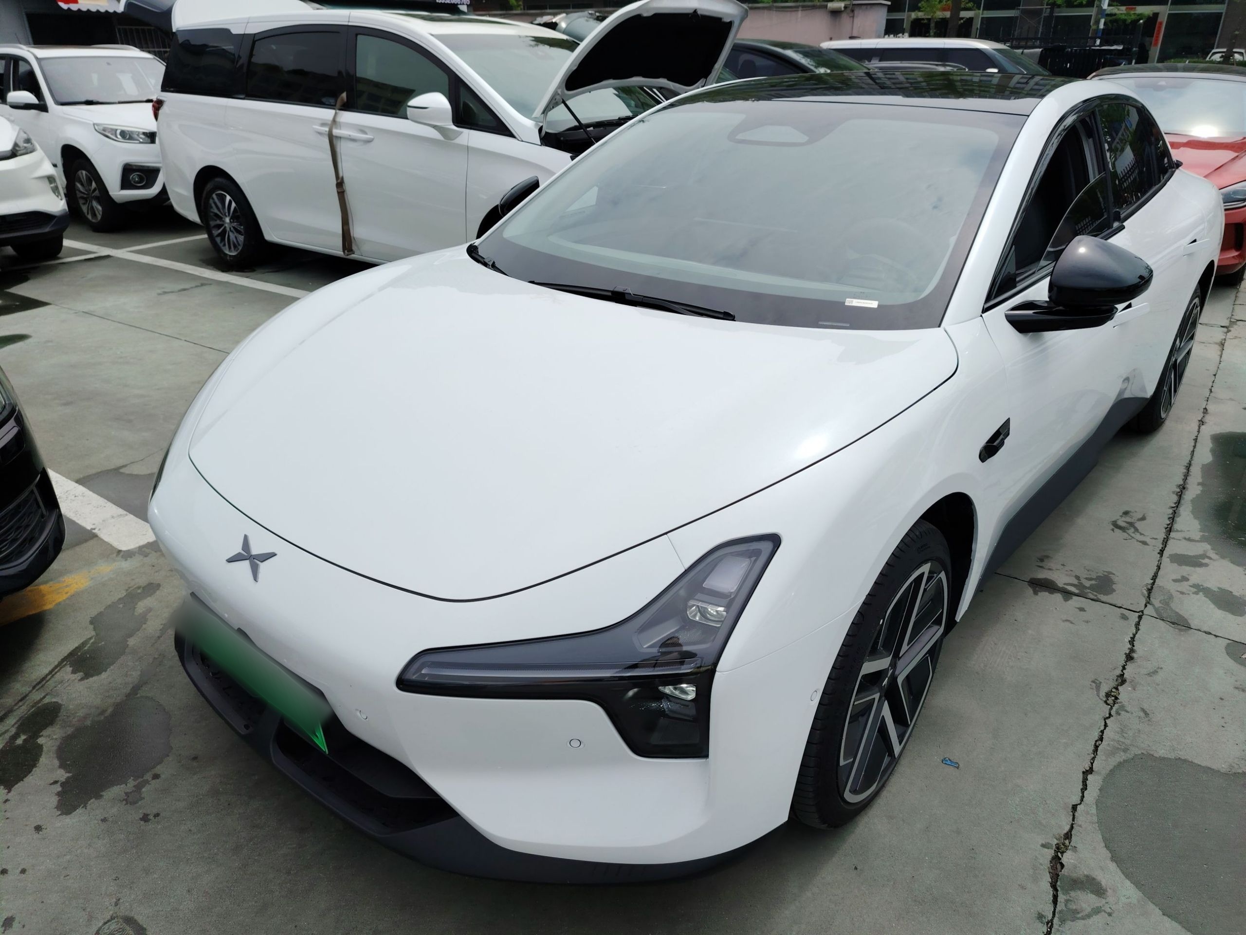 تحت مقدمة السيارة