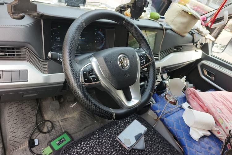 Used Dongfeng Yufeng 2023 V9+ 2.3T Manual Rear-Drive Cargo Van with Dual Rear Tires 3-Seater Steering Wheel