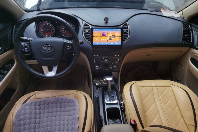 Used Bestune B50 2013 1.6L automatic luxury version Center Console