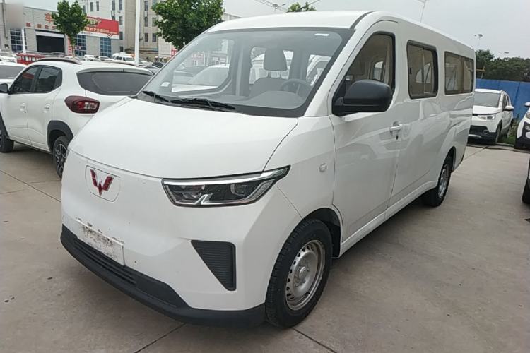 Used Wuling Yangguang 2024 300KM Comfort Version Passenger Van 75kW