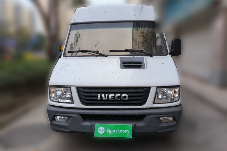 Used Iveco Daily 2021 2.5T A35 M1 Passenger Van 5-9 Seater Short Wheelbase Mid-Roof Design Dual Tires Manual Doors
