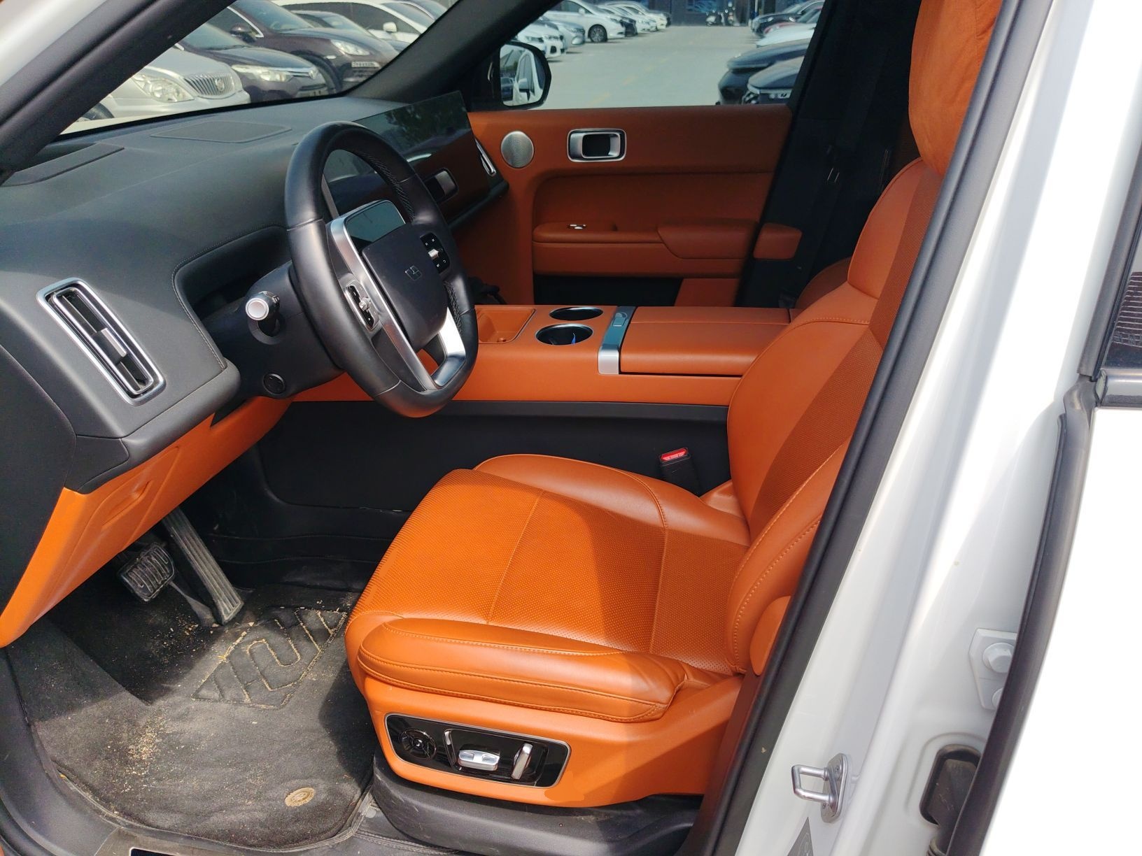 Переднее сиденье в автомобиле