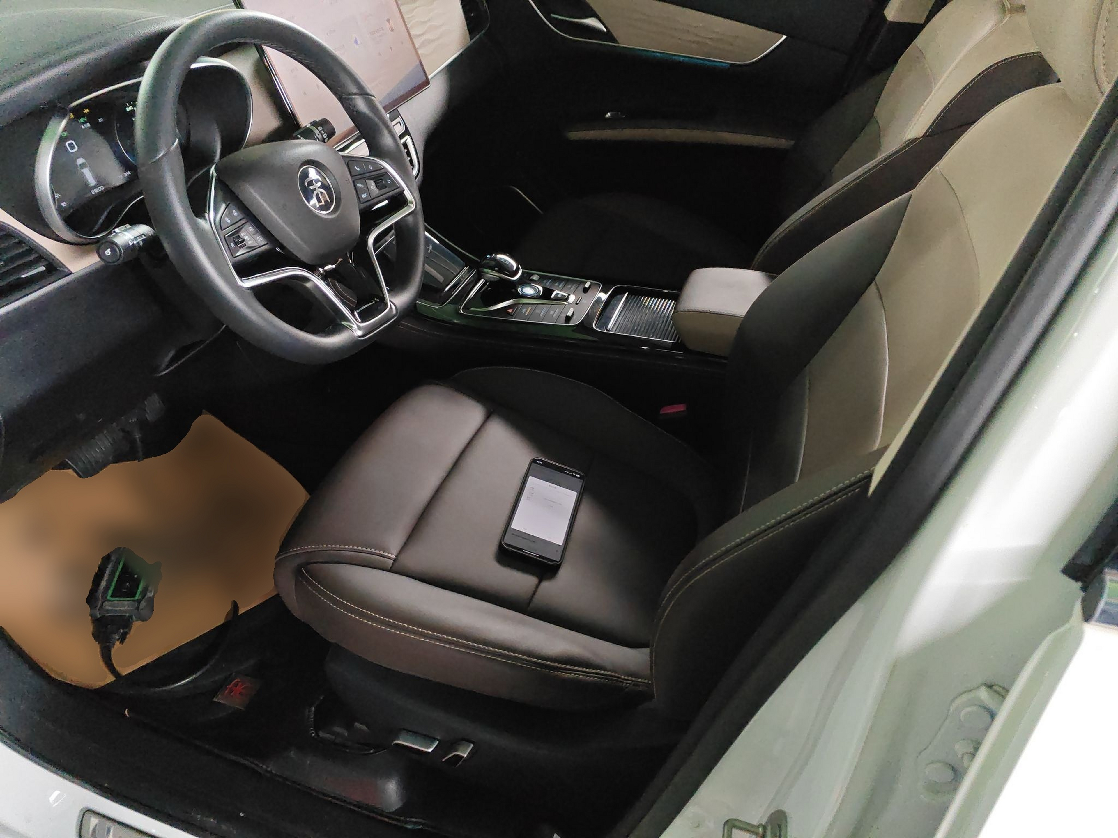 المقاعد الأمامية داخل السيارة