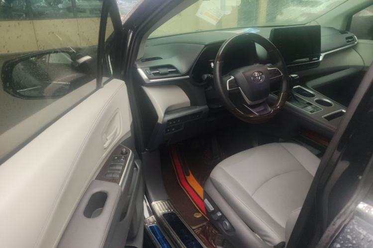 Used Toyota Granvia 2023 2.5L Hybrid Luxury Edition