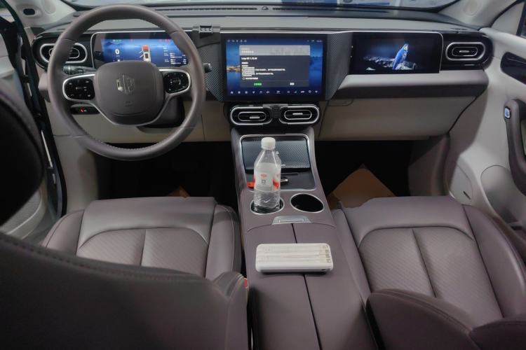 Used Leapmotor C11 2023 Extended-Range 285 Comfort Edition Center Console