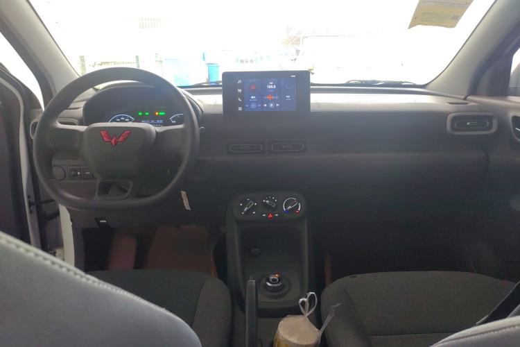 Used Wuling Hongguang New Energy 2024 All-Electric Model 300KM Standard Version Center Console