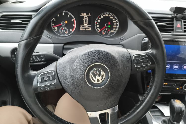 Used Volkswagen Sagitar 2014 Revised Version 1.4TSI Automatic Luxury Edition Steering Wheel