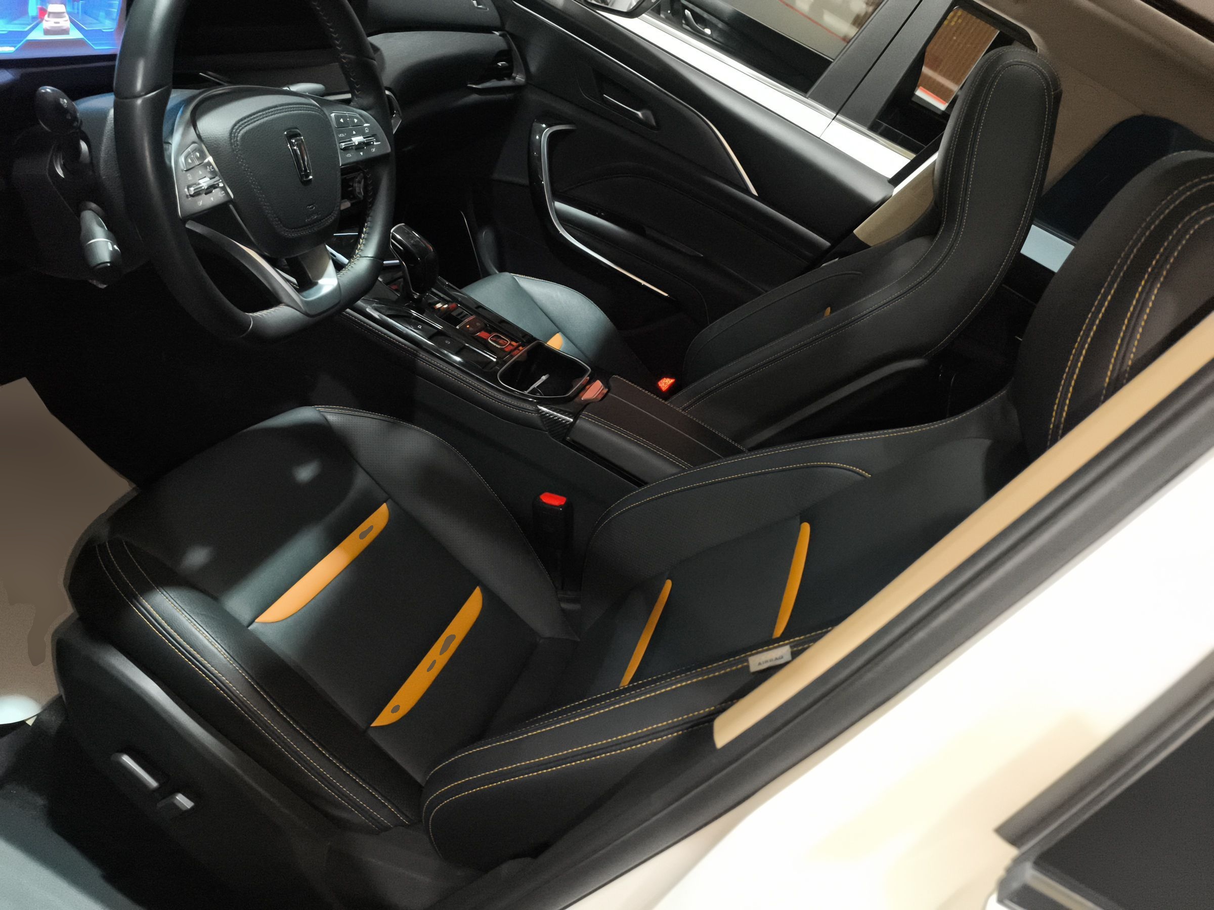 Переднее сиденье в автомобиле