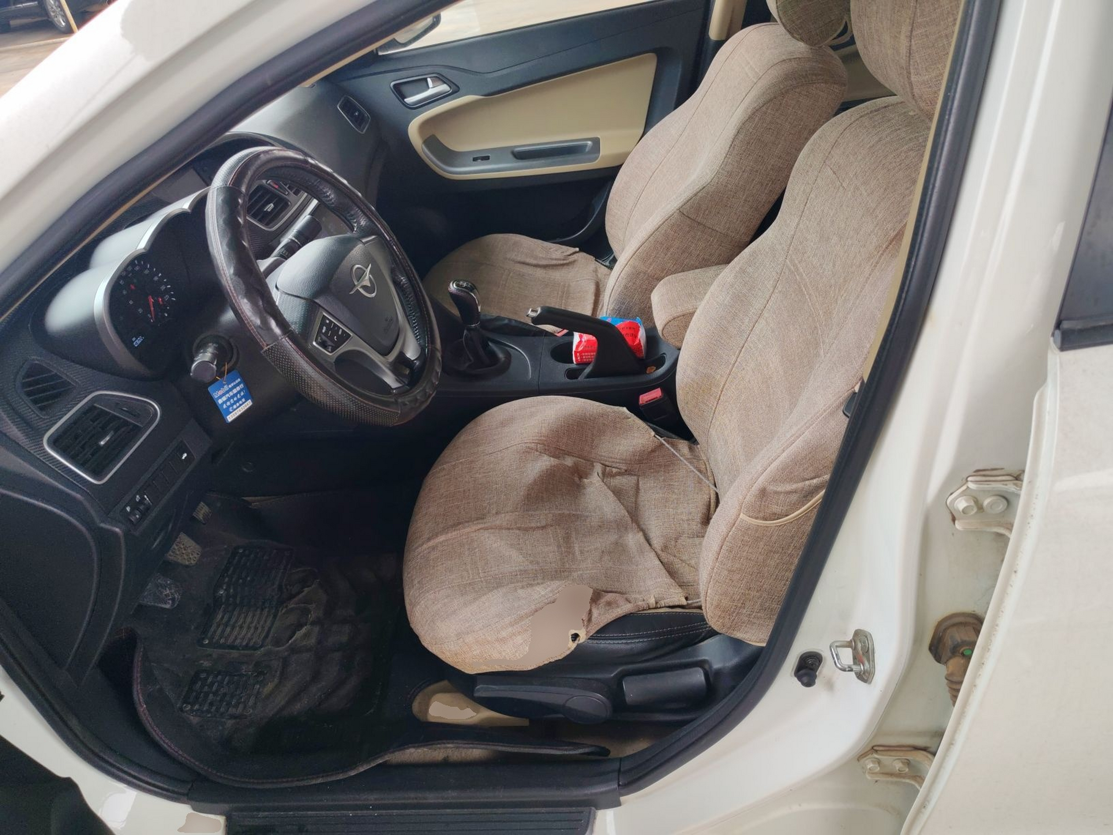 Переднее сиденье в автомобиле