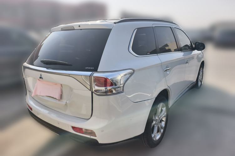 Used Mitsubishi Outlander 2013 2.4L 4x4 Luxury Navigation Edition 5 Seats Rear Right 45 Deg