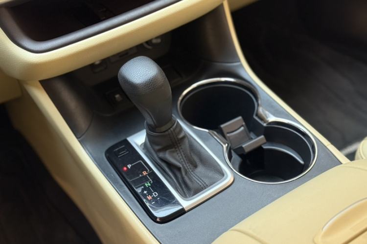 Used Toyota Highlander 2021 2.0T Two-Wheel Drive Elite Version 7-Seater Interior 4