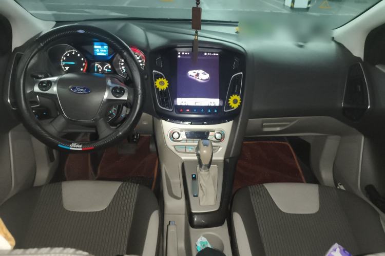 Used Ford Focus 2012 Sedan 1.6L Automatic Fashion Edition Center Console