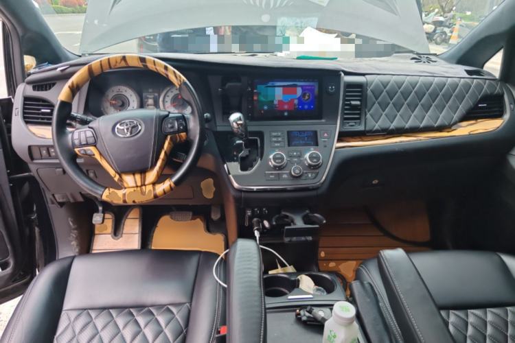 Used Toyota SIENNA 2015 3.5L Two-Wheel Drive LE Center Console