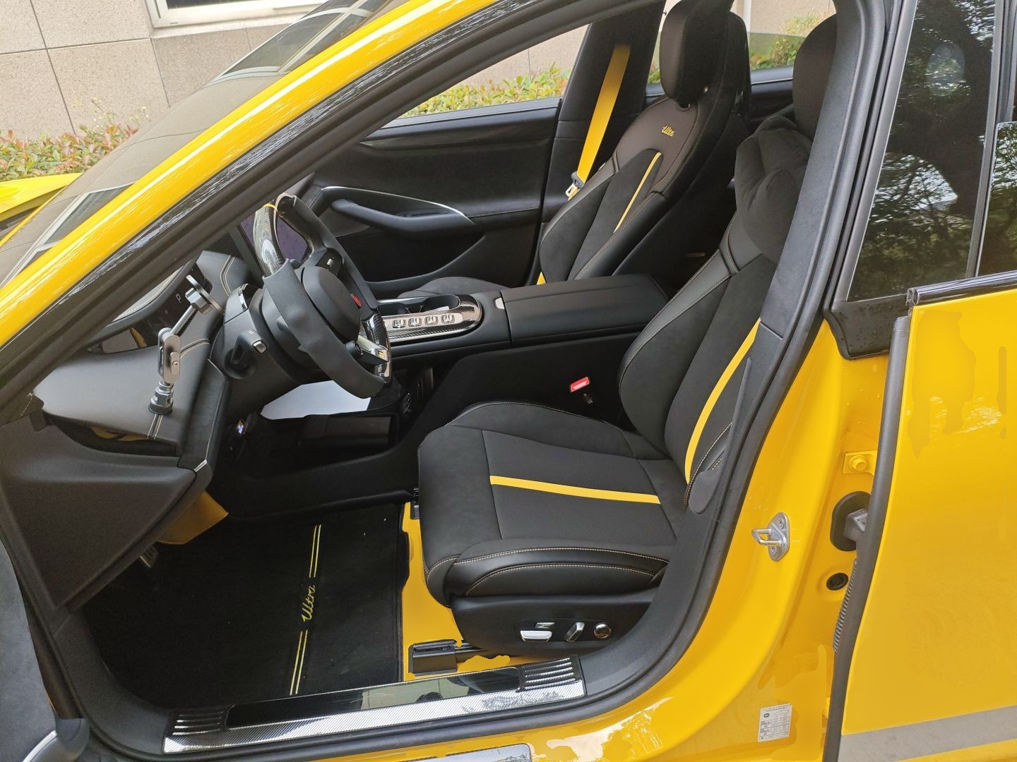 المقاعد الأمامية داخل السيارة