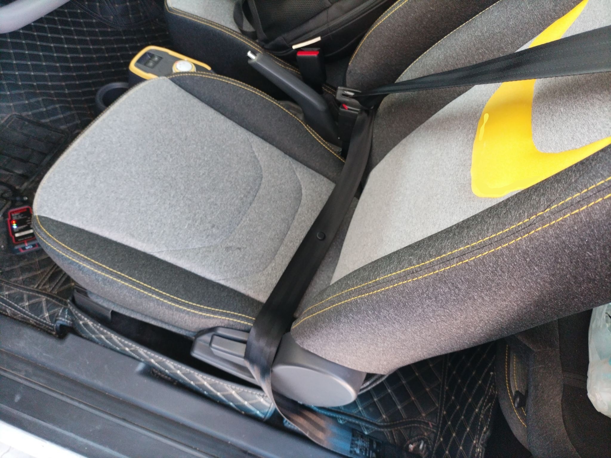 المقاعد الأمامية داخل السيارة