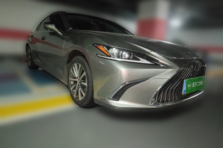Used Lexus ES 2020 300h Premier Edition Front Right 45 Deg