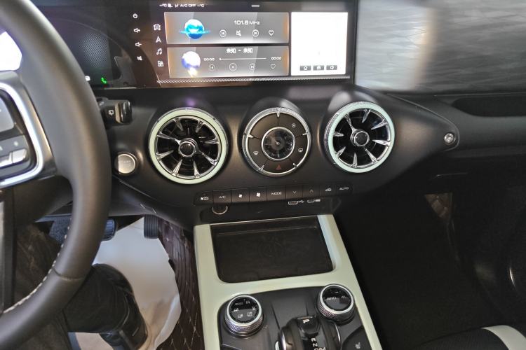 Used Tank 300 2023 City Edition 2.0T—Stylish as Ever Audio And AC Panel