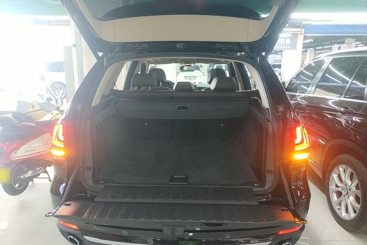 Used BMW X5 2018 xDrive28i Trunk