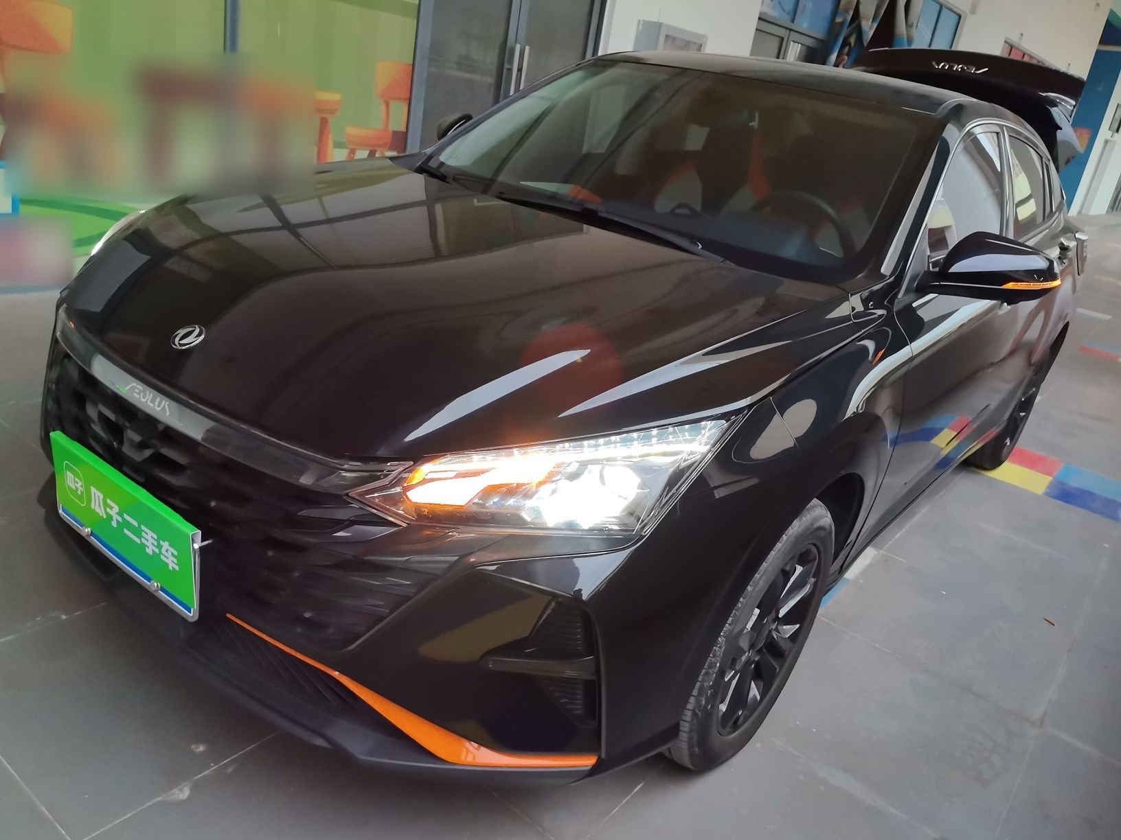 تحت مقدمة السيارة