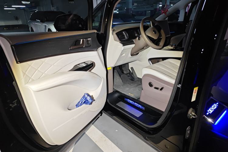 Used Denza D9 2022 DM-i 970 Four-Wheel Drive Flagship Model
